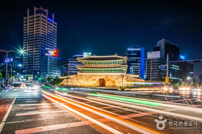 밤의 숭례문과 그 앞을 지나는 차들의 빛